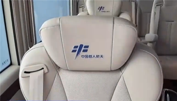 车牌写万无一失 神二十一全新转运车红旗国悦亮相