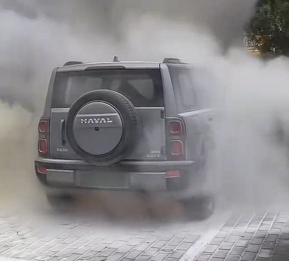 陕西一哈弗猛龙突然起火 灭火器根本没用：烧成框架