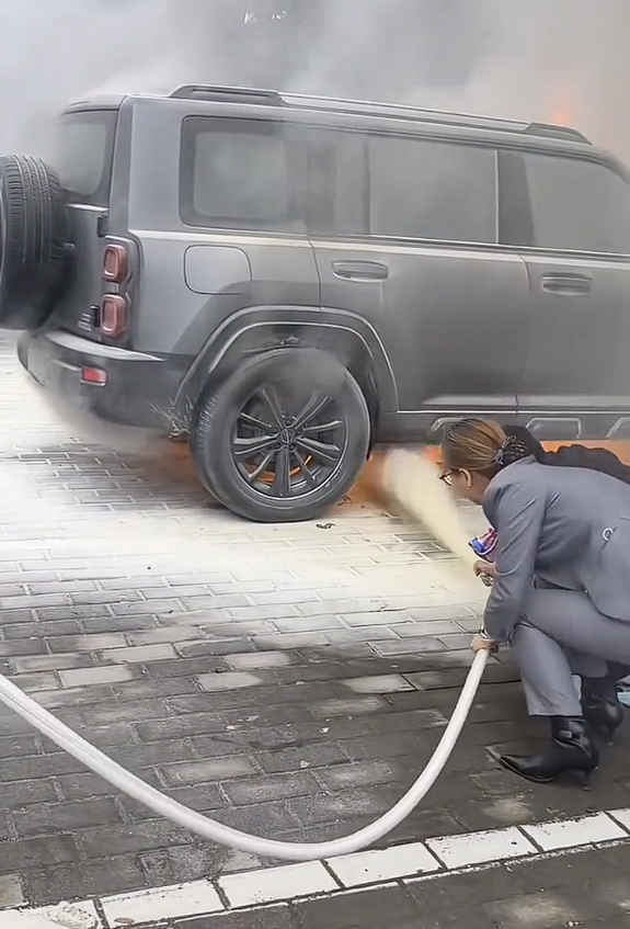 陕西一哈弗猛龙突然起火 灭火器根本没用：烧成框架