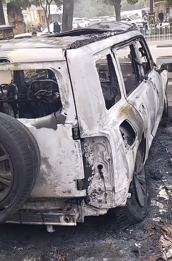 陕西一哈弗猛龙突然起火 灭火器根本没用：烧成框架