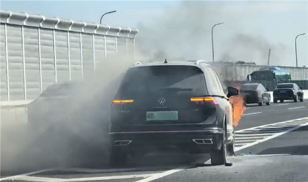 陕西一哈弗猛龙突然起火 灭火器根本没用：烧成框架