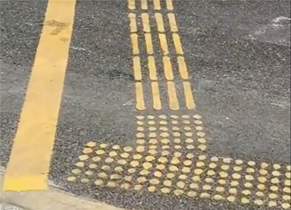 网友点赞深圳地铁施工：现场设临时盲道、无障碍设施