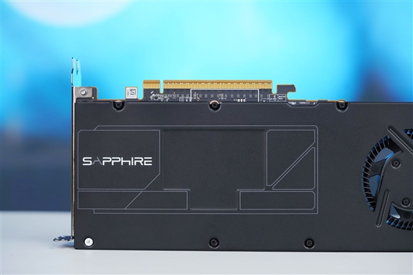 AMD最强专业显卡!蓝宝石AMD Radeon AI Pro R9700 32GB显卡图赏