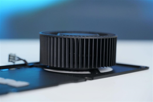 AMD最强专业显卡!蓝宝石AMD Radeon AI Pro R9700 32GB显卡图赏