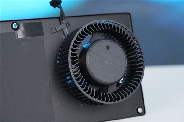 AMD最强专业显卡!蓝宝石AMD Radeon AI Pro R9700 32GB显卡图赏