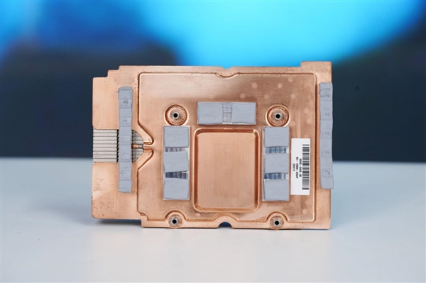 AMD最强专业显卡!蓝宝石AMD Radeon AI Pro R9700 32GB显卡图赏