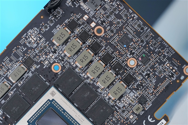 AMD最强专业显卡!蓝宝石AMD Radeon AI Pro R9700 32GB显卡图赏