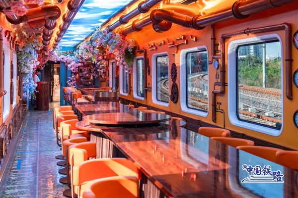“津旅时光号”列车首次载客 车厢科幻感十足:上车像穿越