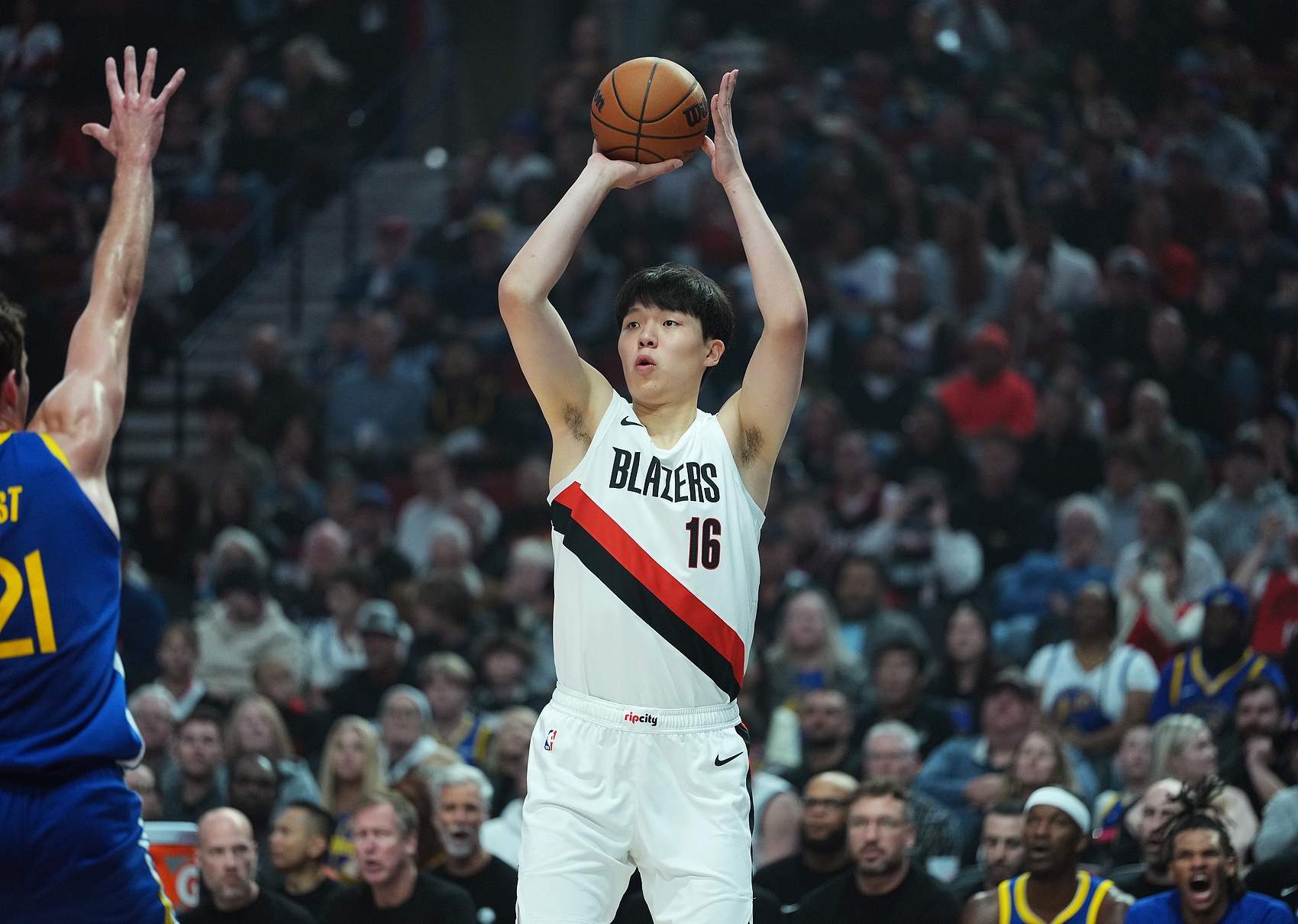 小杨上半场打了3分47秒得了2分 不妙的是竞争对手里斯发挥很不错