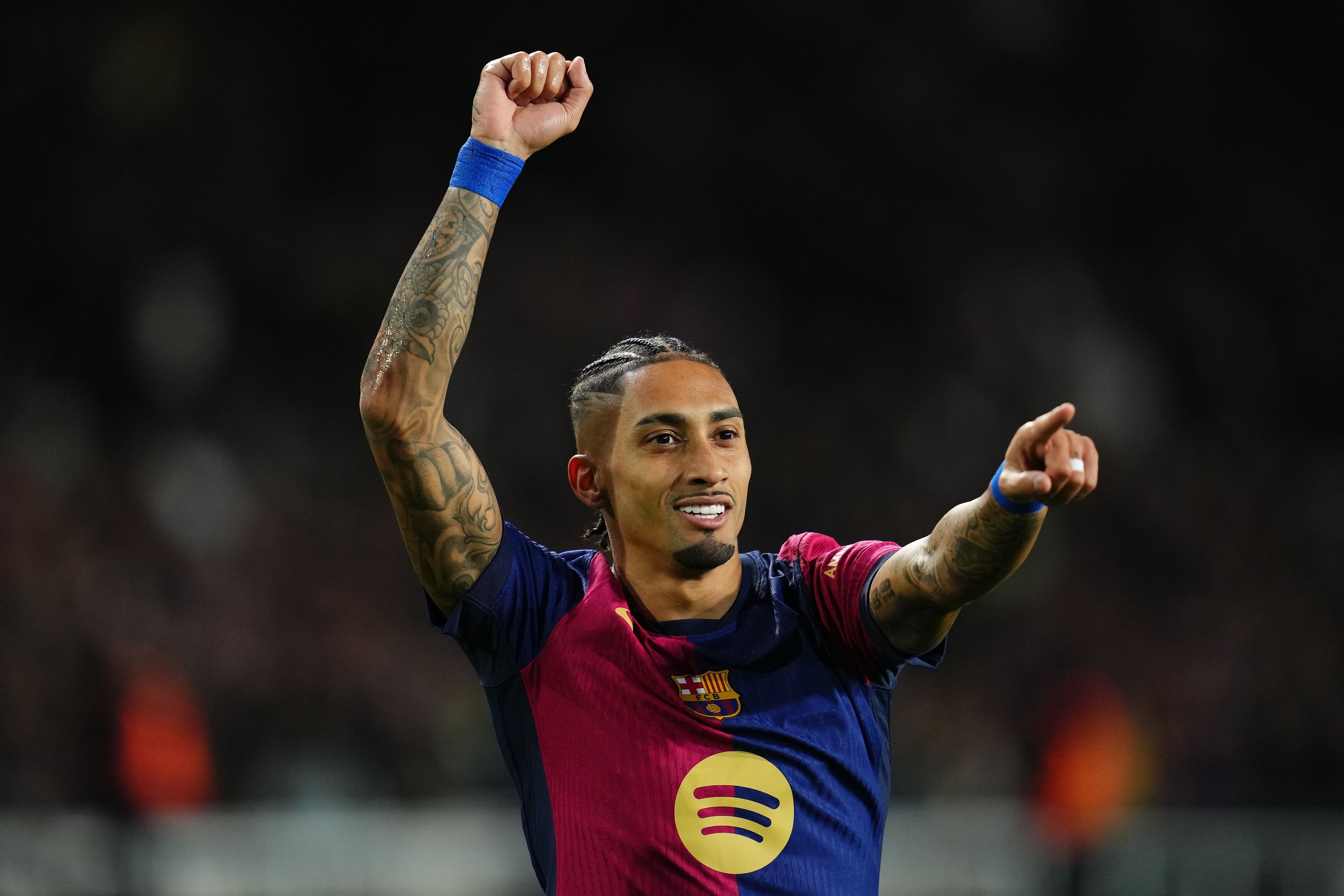 世体:拉菲尼亚虽然因伤无法出战,但依然展现出巴萨队长风范