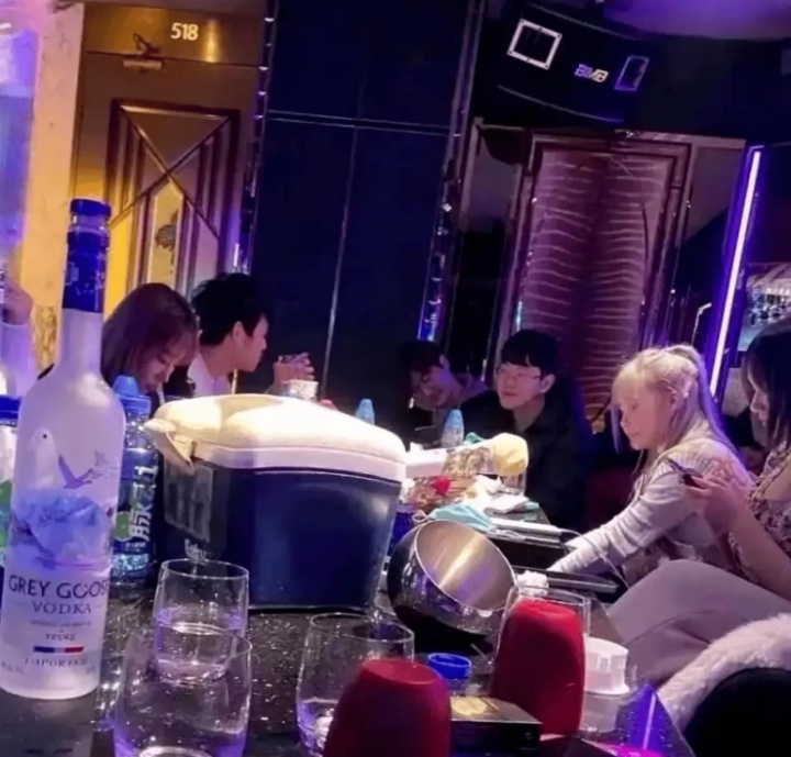 不会还是AA的吧？网友晒出Scout在KTV图片 疑似量贩朋友聚会