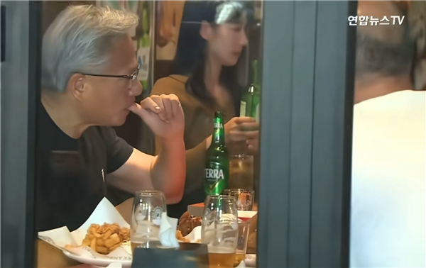 黄仁勋与李在镕吃鸡后 NVIDIA宣布将在韩国部署26万枚GPU:史上规模最大