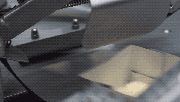 是谁给黄油块包得整整齐齐