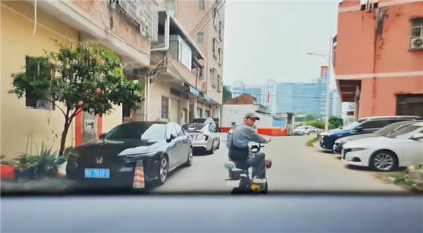 阿维塔车主连续三次误踩油门 AEB全部刹停:救了小哥一命