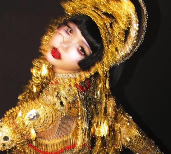 LISA万圣节神还原《爱死机》!黄金女妖美艳无比