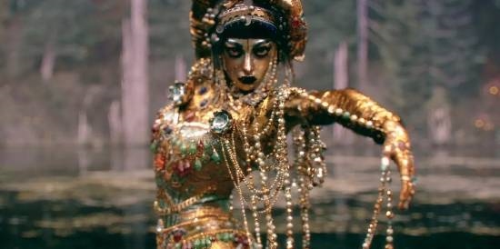 LISA万圣节神还原《爱死机》!黄金女妖美艳无比