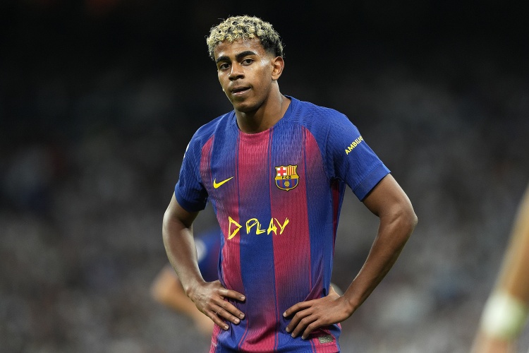 记者:亚马尔的父亲感到很愤怒,他认为亚马尔受到不公正对待