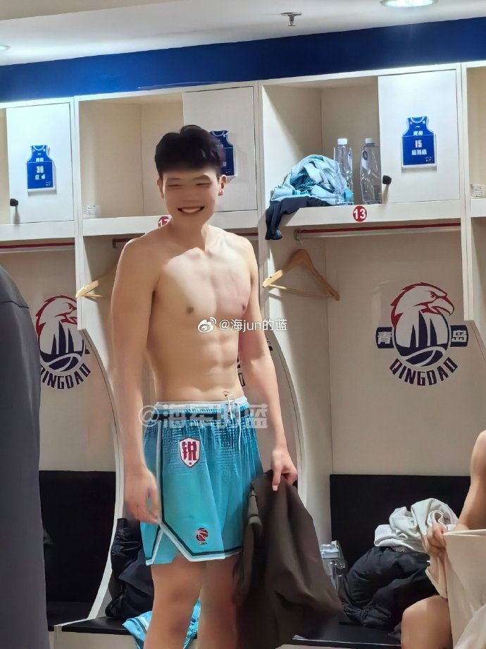 媒体人:杨瀚森在CBA练出了八块腹肌 现在是NBA教练要求他增重