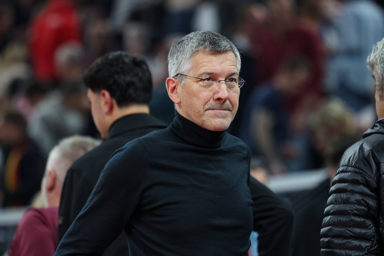 记者:拜仁周日开会员大会,海纳预计连任但球迷或再提及批评话题