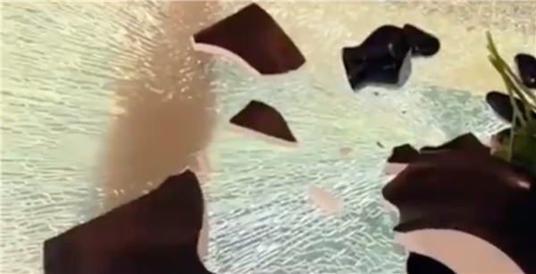 西安火锅店回应空中座位玻璃碎裂：玻璃共5层 仅表面碎裂