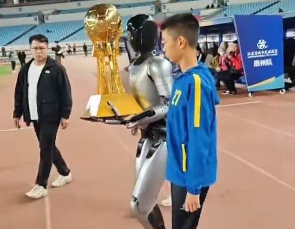 苏超决赛彩排进行：世界杯同款飞猫系统亮相，机器人送冠军奖杯