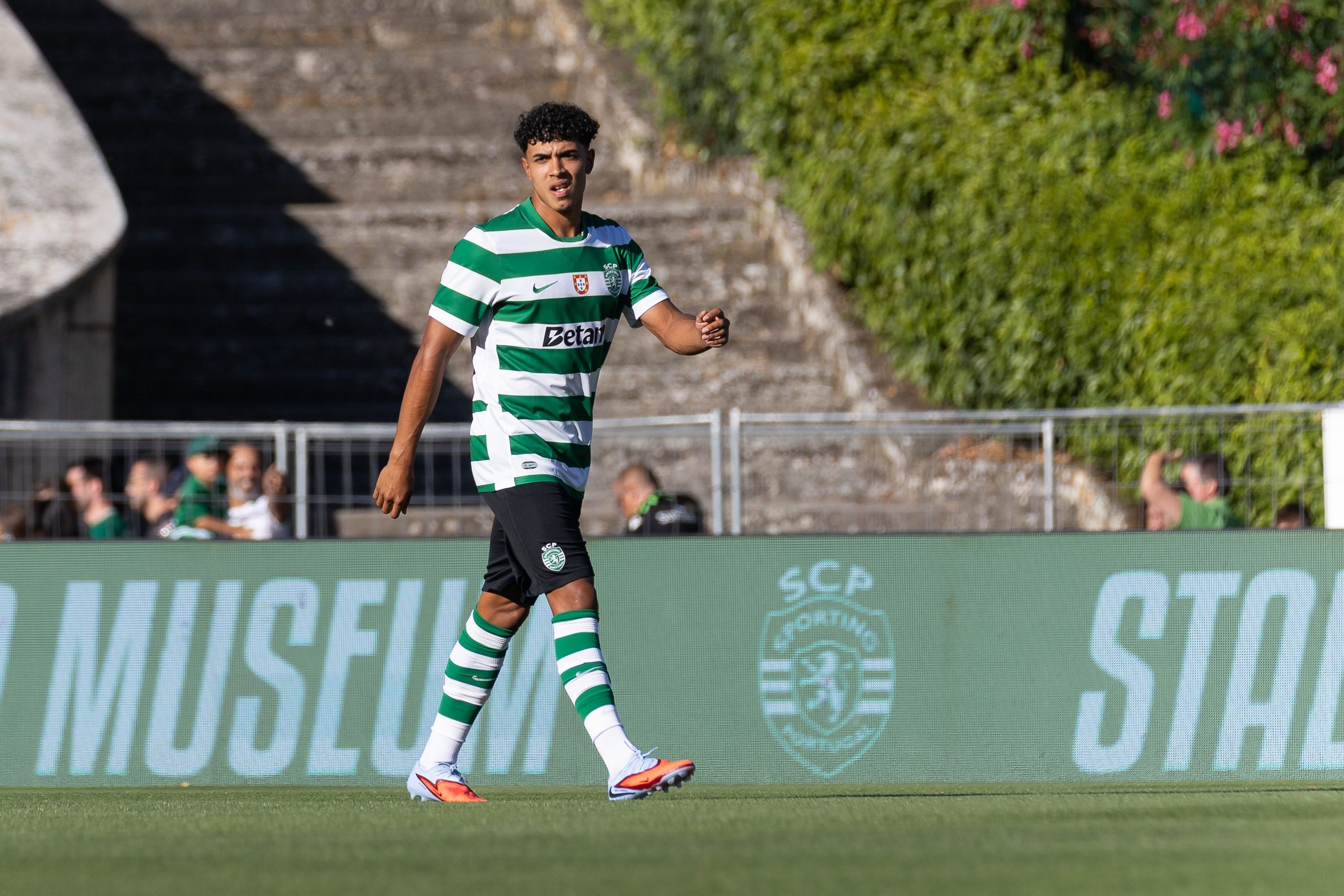 18岁组织中场!罗体:曼联曼城争夺葡体新星西蒙斯,解约金8000万