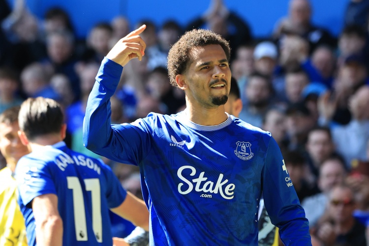 英媒:埃弗顿计划续约25岁前锋恩迪亚耶,以奖励他的出色表现