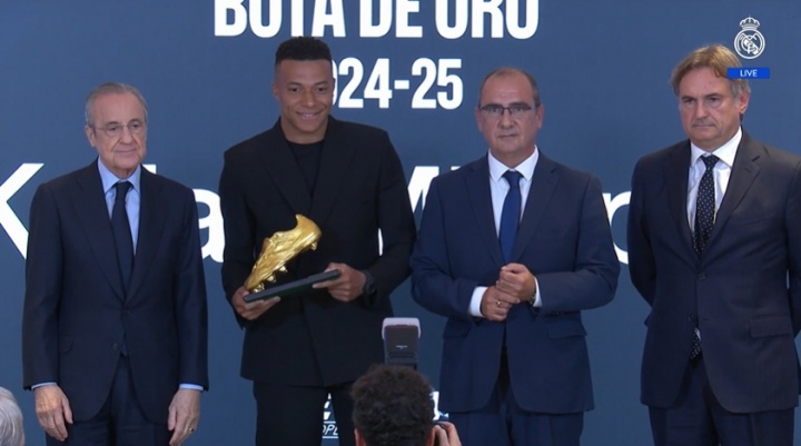 生涯首次获奖!姆巴佩领取24-25赛季欧洲金靴,皇马全队到场支持