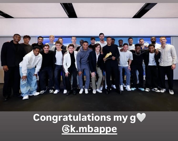 姆巴佩领取欧洲金靴奖！贝林厄姆社媒晒全队合影：祝贺我的兄弟