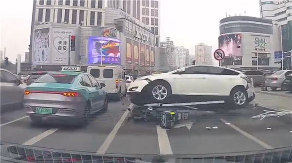 含一辆法拉利488!62岁大妈开车误操作连撞多车:官方通报