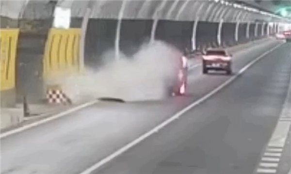 隧道内轿车突然上墙四轮朝天 司机：当时正牵着老婆的手