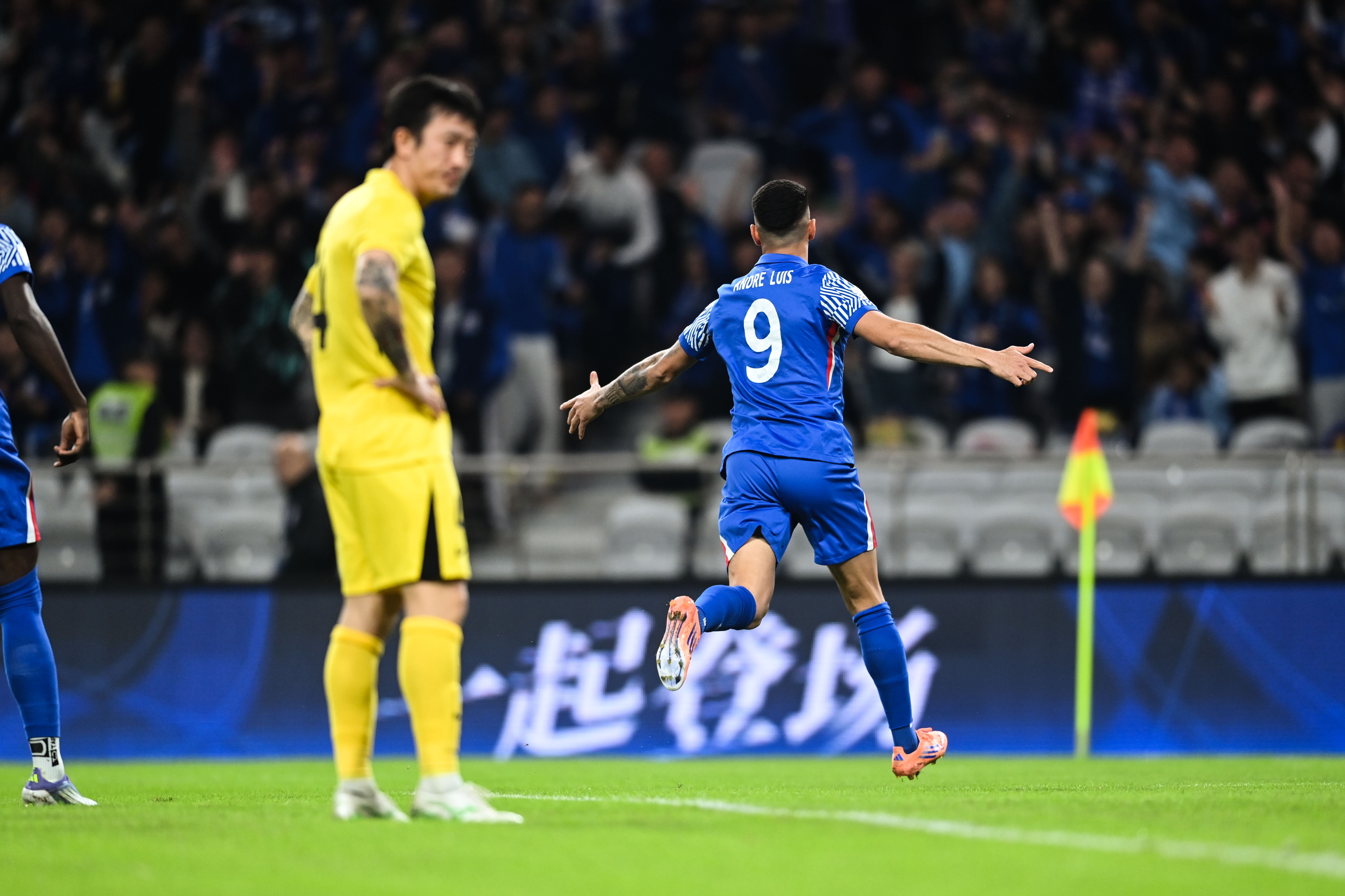 沪媒谈申花：未让联赛冠军提前三周揭晓；情形类似于上赛季