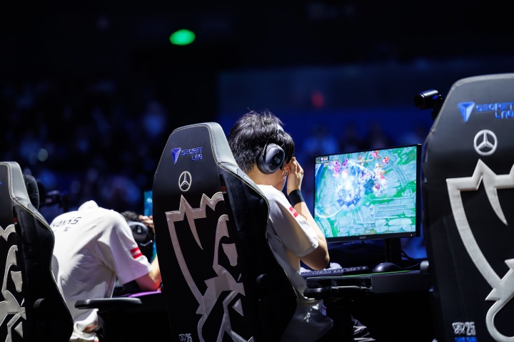 AL不敌T1现场照片:Shanks现场掩面Tarzan后台抱头,Tabe凝望Faker