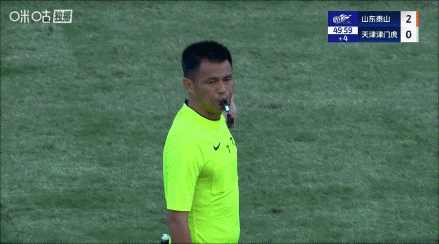 乱作一团！半场结束后克雷桑与杨梓豪爆发冲突，各吃一张黄牌