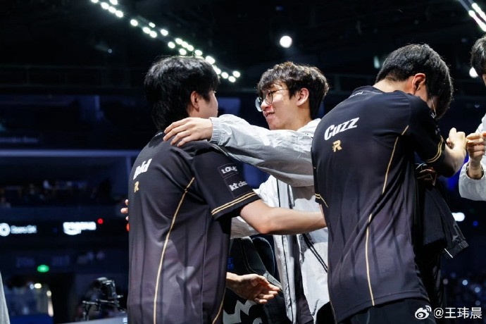 媒体人:Ruler人真挺好的,他被淘汰反倒是笑着祝贺正在哭的BDD