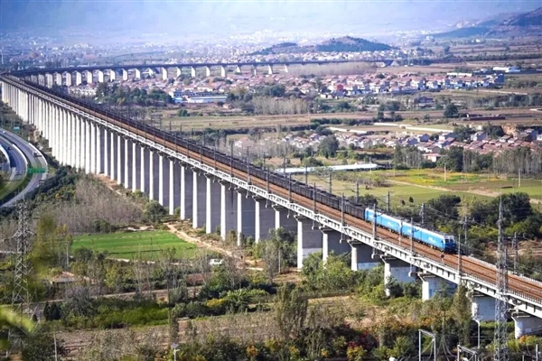 106节车厢的超长火车震撼再现！一次载重1.2万吨