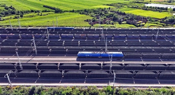 106节车厢的超长火车震撼再现！一次载重1.2万吨