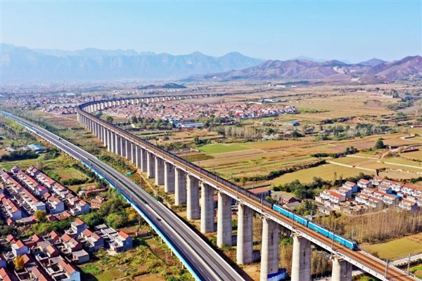 106节车厢的超长火车震撼再现！一次载重1.2万吨