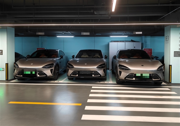 小米员工晒自家地库：两位邻居跟自己买同款YU7 同一个颜色、同一排车位