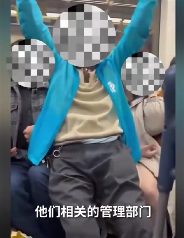 上海地铁回应老人强行坐女生腿上引热议  有人给他让座 他不坐