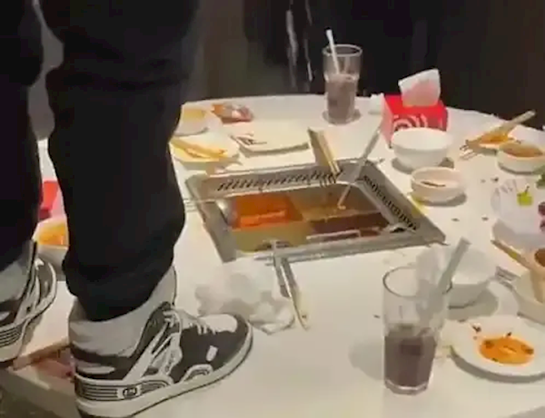 刚被判赔220万！海底捞又现撒尿事件 门店回应：污染用品已废弃处理