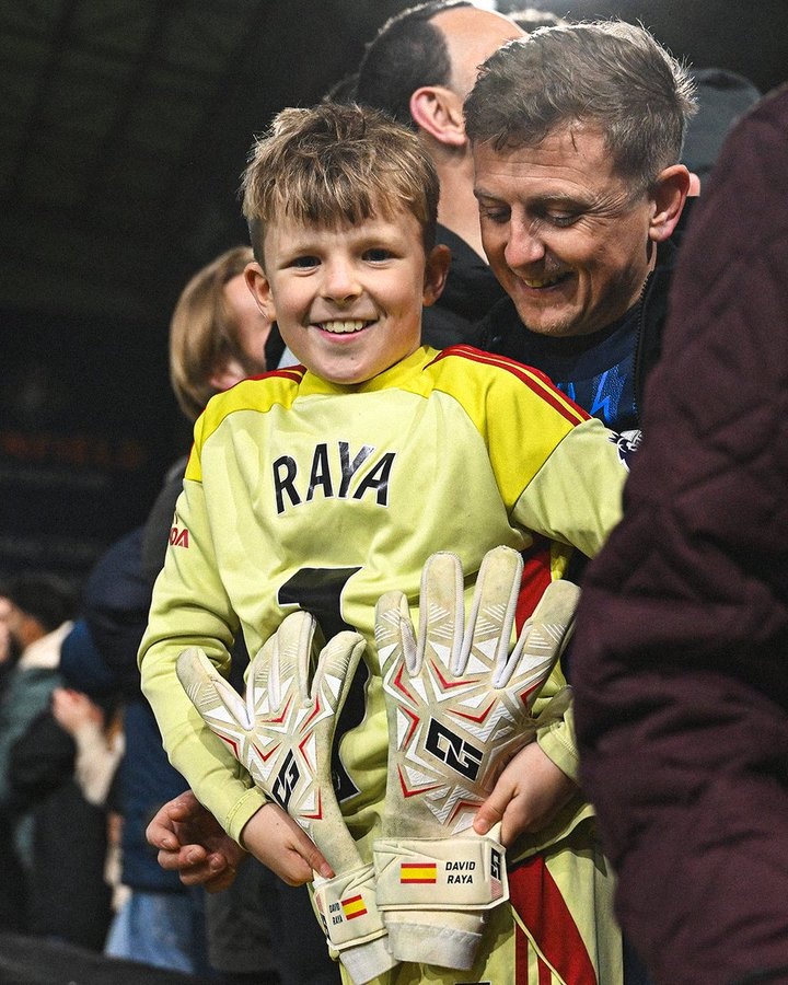 连续7场零封！拉亚赛后将球衣和手套送给一位小球迷