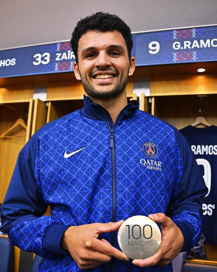 补时绝杀！贡萨洛-拉莫斯获赠巴黎百场里程碑纪念徽章