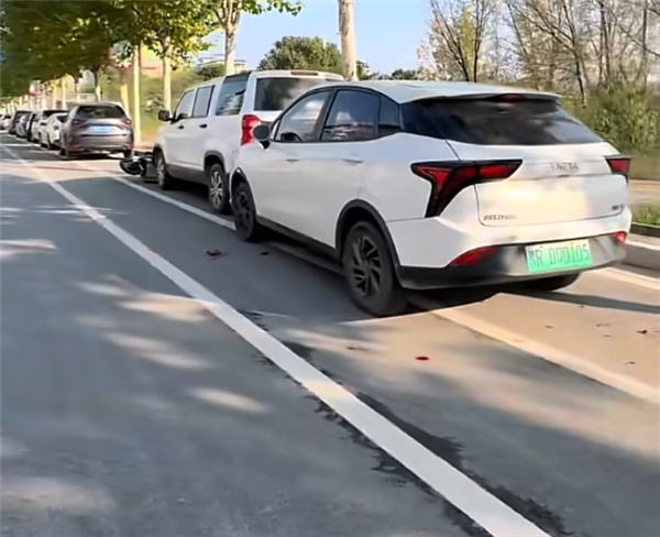 哪吒V车主办完事发现车不见了 赶紧报警！结果大乌龙：车子自己撞了2辆车