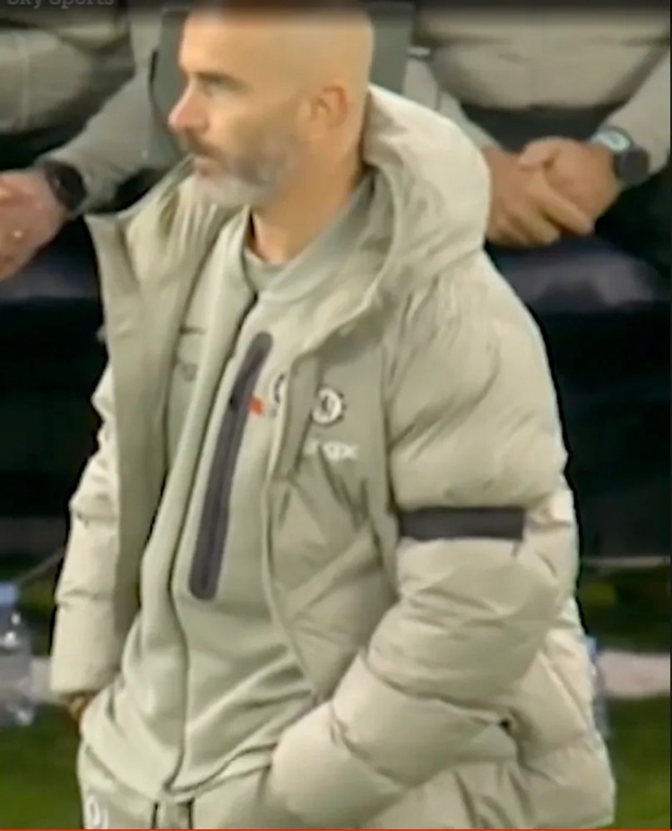 马雷斯卡比赛中手插裤兜挠私处，球迷吐槽：他的蛋蛋总是很痒