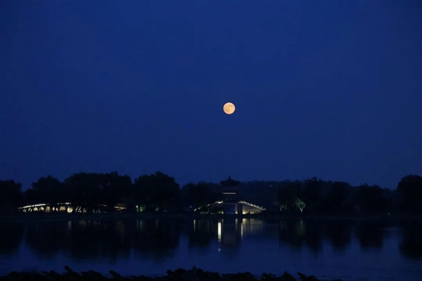 今年最大“超级月亮”即将上演：欣赏攻略在此