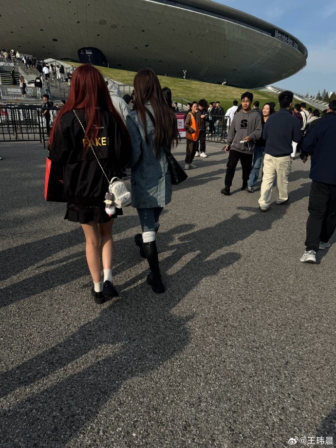 媒体人：现场没见几个穿TES队服的 全是T1和Faker Doran都有人穿