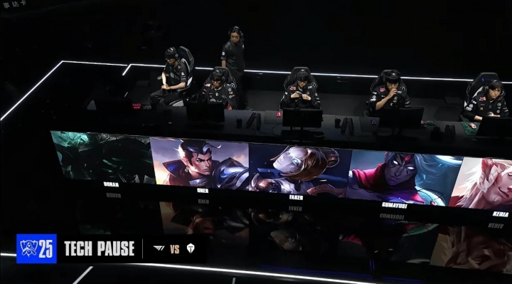 又是你多兰！T1 vs TES第一局进行至1分钟时，比赛发生暂停（已恢复）