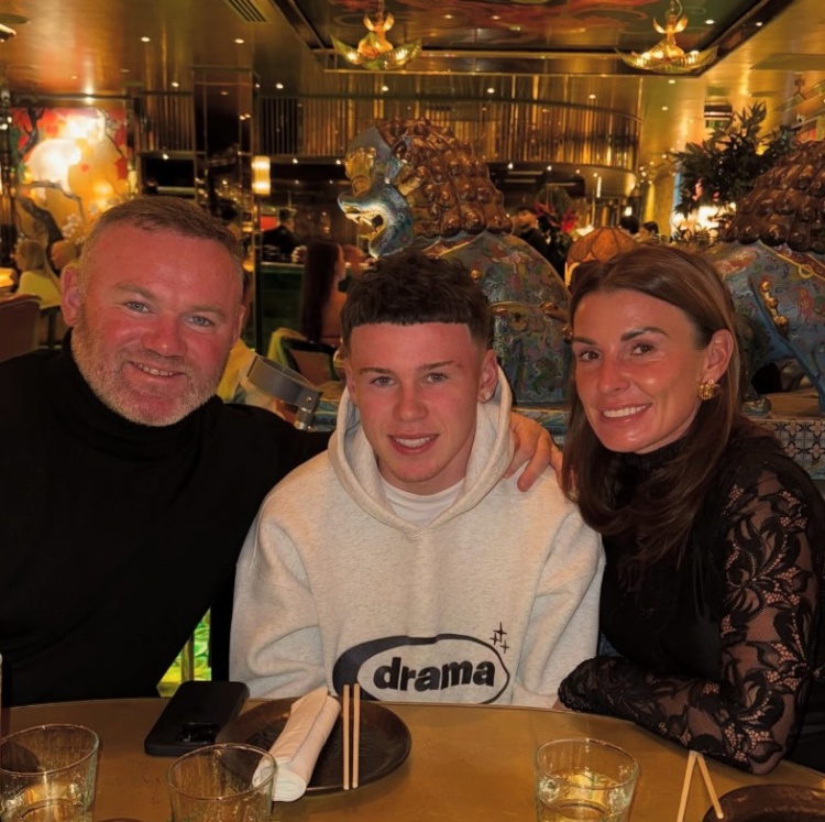 鲁尼为儿子凯庆祝16岁生日，后者目前效力于曼联U18队