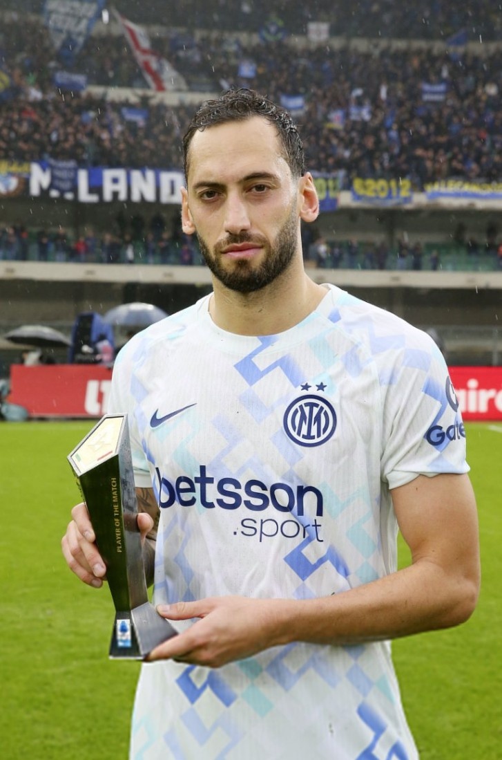 送出精彩助攻！官方：恰尔汗奥卢当选国米2-1维罗纳全场最佳